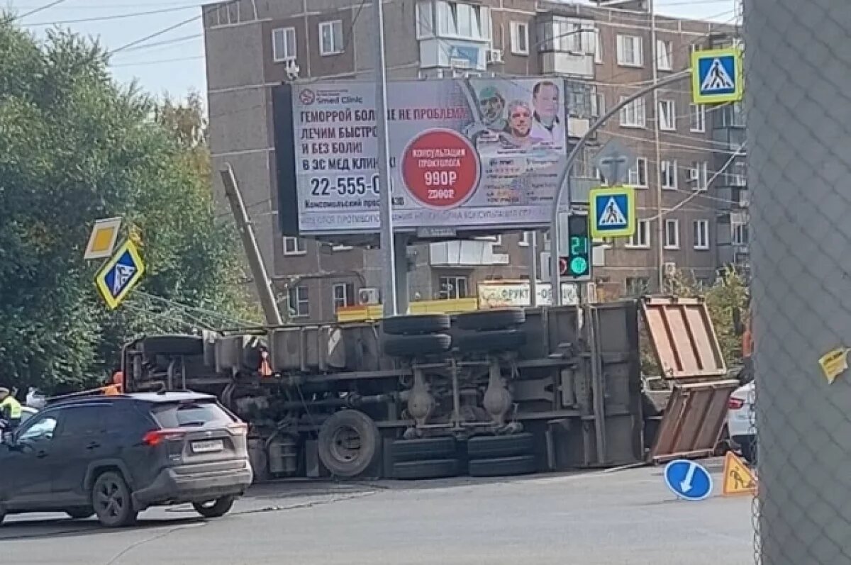    В Челябинске произошло ДТП с опрокидыванием грузовика на Куйбышева