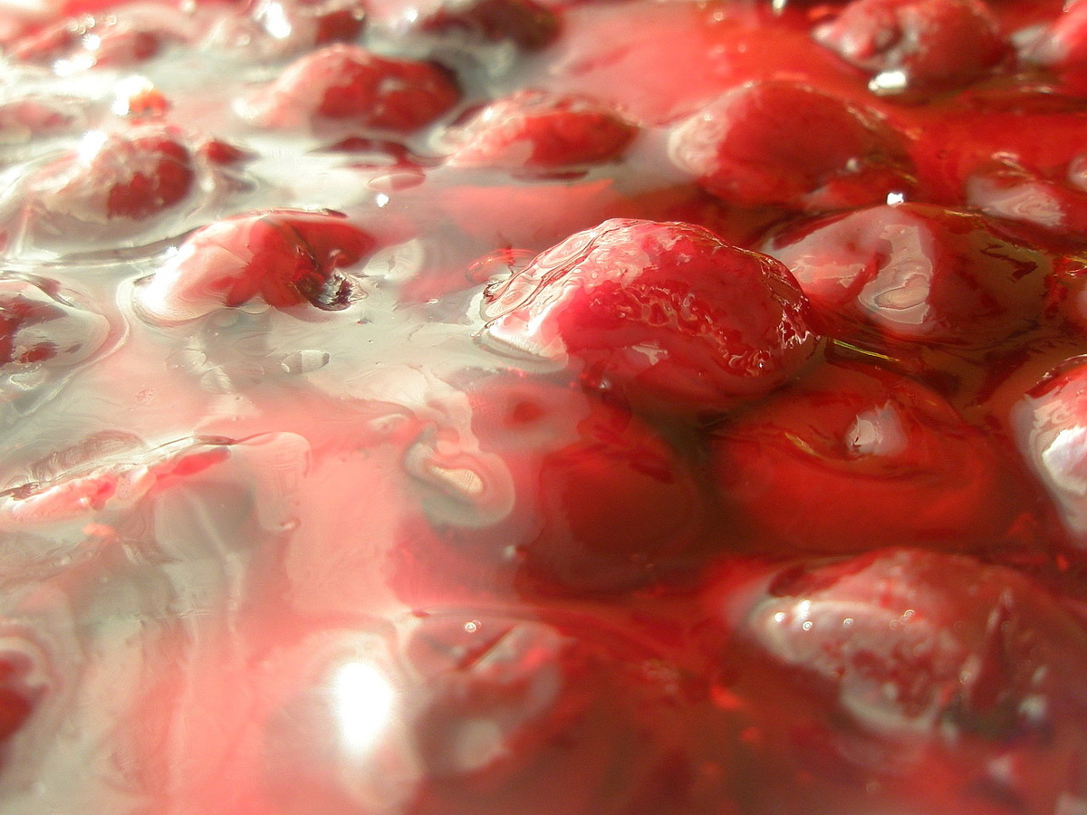 Фото: Поверхность вишнёвого торта