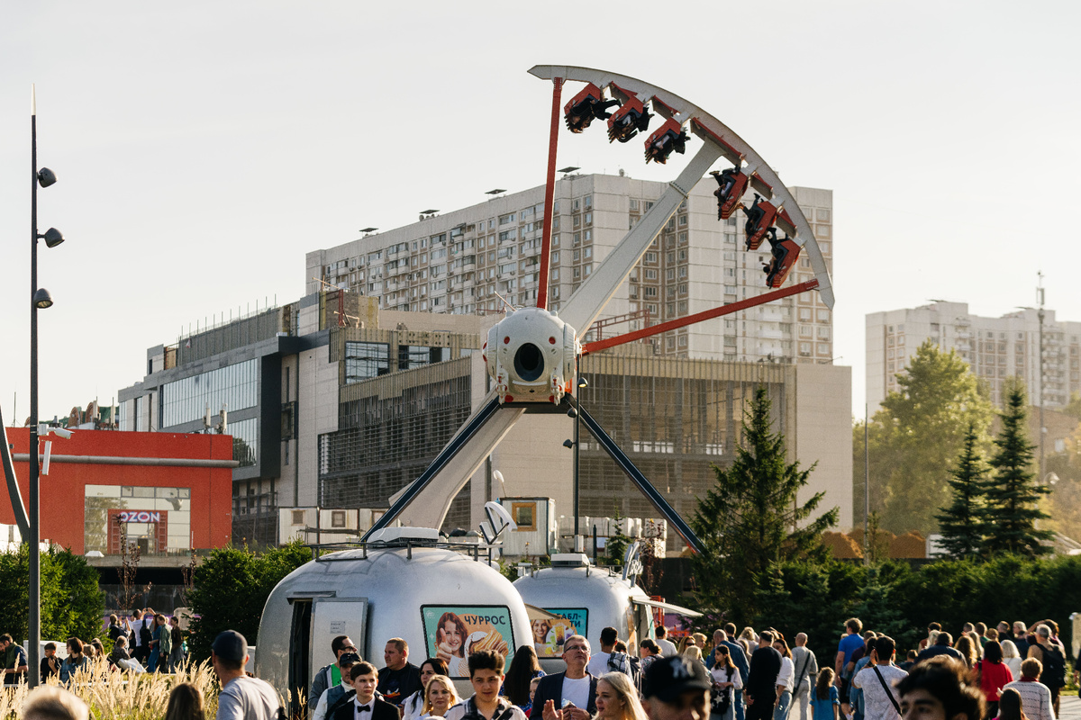 Гигантские качели с полным переворотом «Обсерватория Одиссея» в семейном тематическом парке «Орион» на ВДНХ.