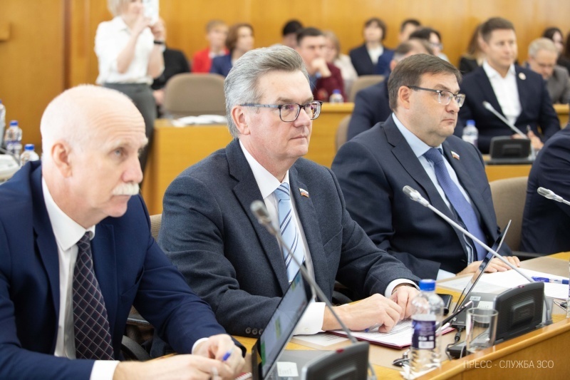    Депутаты Заксобрания единогласно поддержали пакет законопроектов, инициированных губернатором Георгием Филимоновым