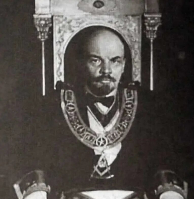 В сети интернет ходит вот такое фото, на котором Владимир Ильич позирует с массонской атрибутикой. Подлинное это фото или фотомонтаж — неизвестно.