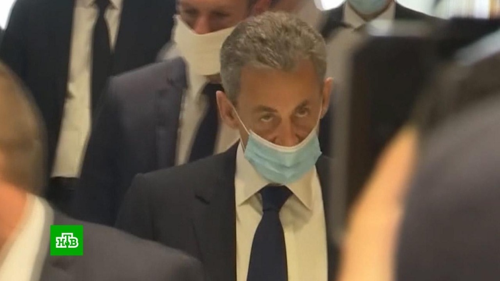      Экс-президента    Франции Саркози приговорили к году домашнего заключения