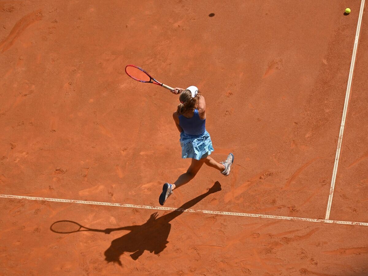    Девушка на открытом корте во дворце тенниса© РИА Новости / Кирилл Каллиников