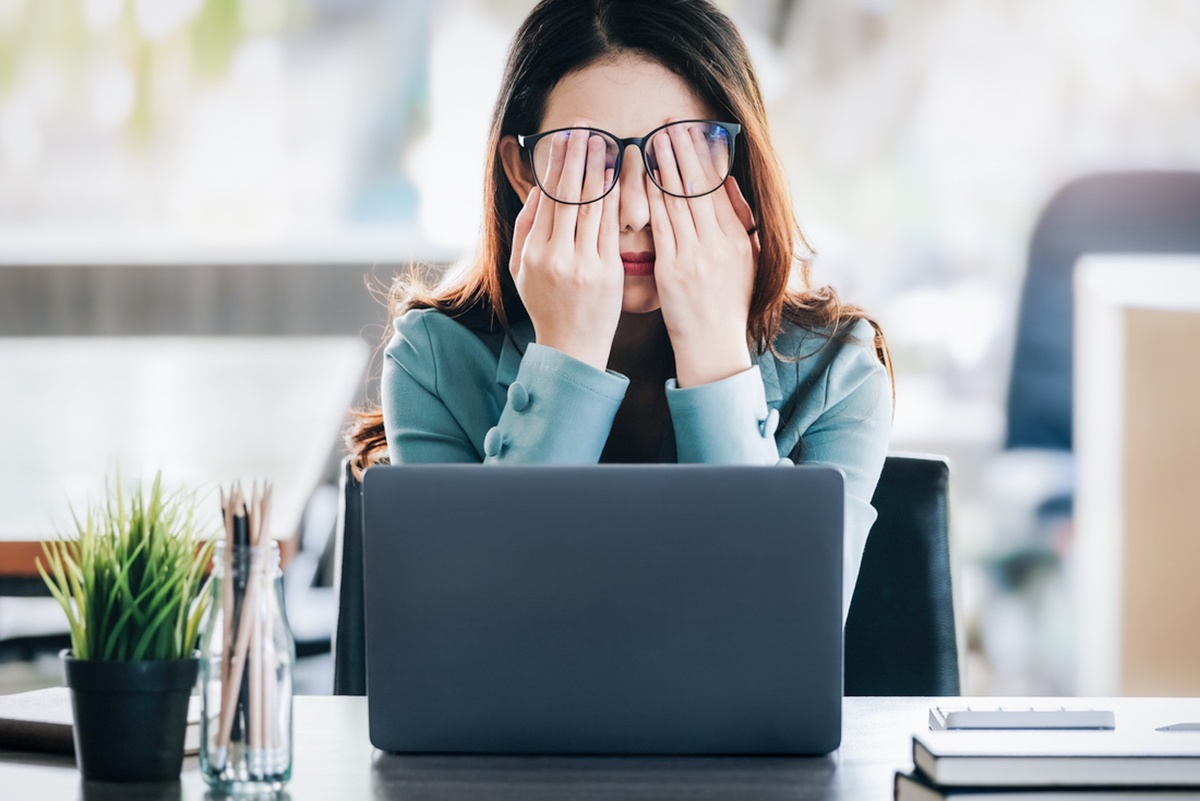    Обычная усталость вызвана переутомлением, стрессом, недостатком сна или болезнью и проходит после отдыха, имеет легкую или умеренную интенсивность и не требует специфических тестов. / Фото: iStock