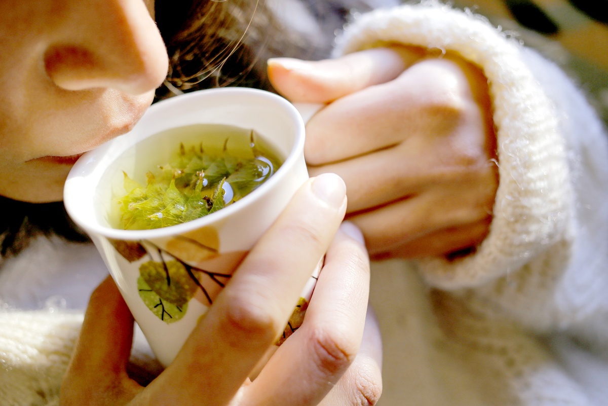    Травяной чай с мятой, мелиссой, ромашкой - натуральный релаксант, который поможет успокоиться и расслабиться. / Фото: iStock