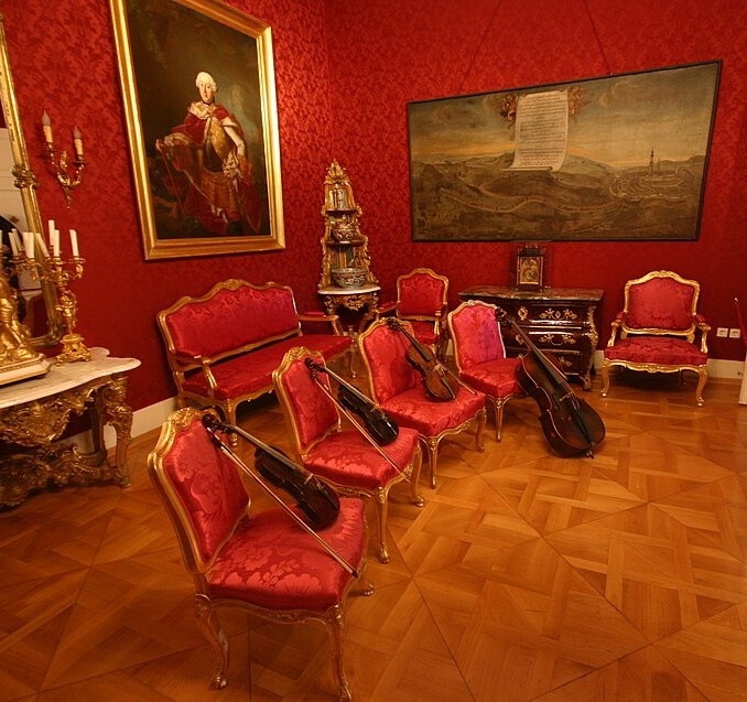 Фрагмент фоторгафии. Замок Эстерхази, Красный салон; на стене висит портрет князя Эстерхази Павла Антона II. Источник: фоторгаф D.j.mueller (talk) 13:20, 22 июня 2008 (UTC).