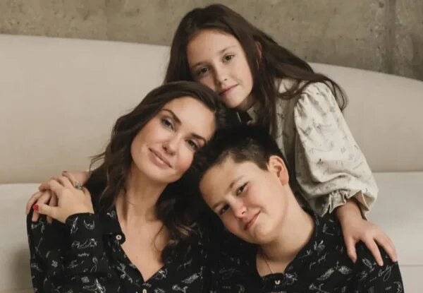    Агата Муцениеце с дочерью и мужем. Фото: ТВЦ