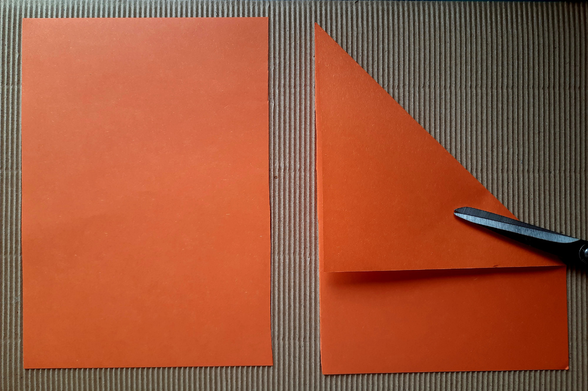 Сначала выделяем квадрат из листочка формата А5