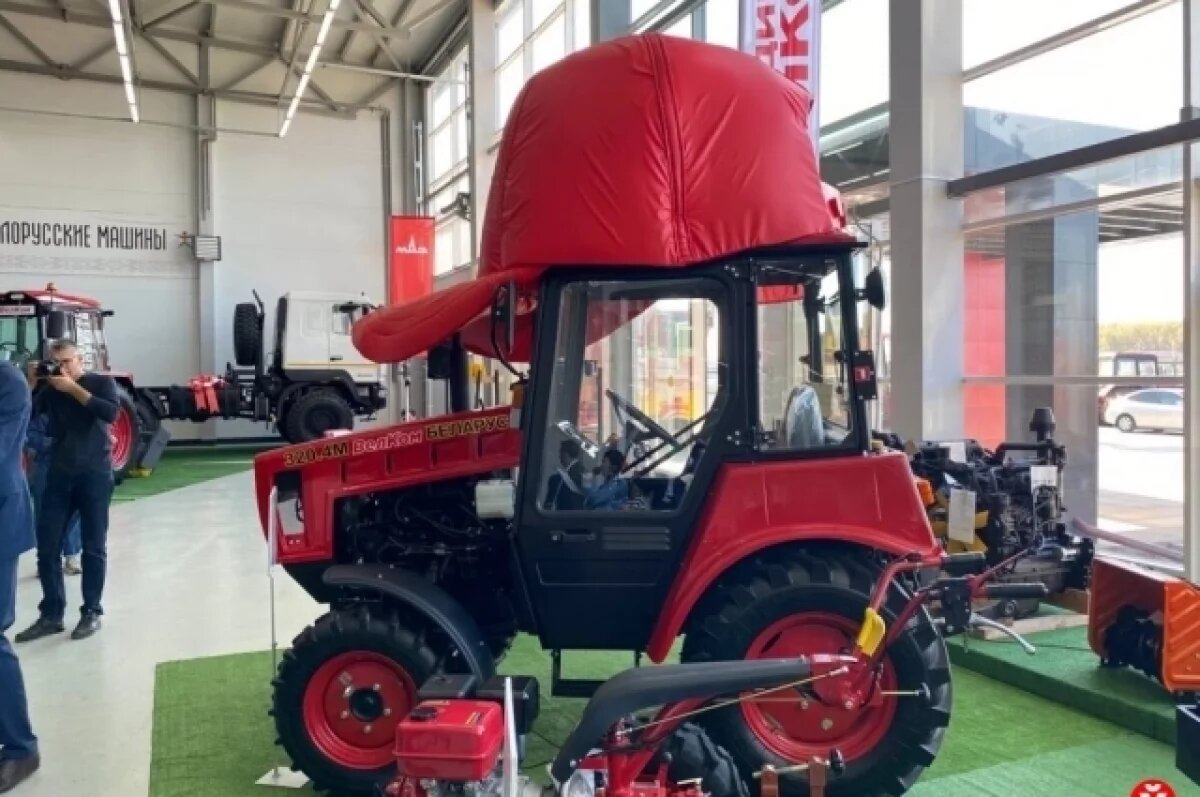    Омичи создали самую огромную кепку в России и попали в Книгу рекордов