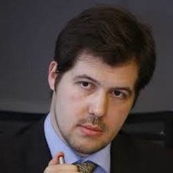    — 10 миллионов — это сильный сдерживающий фактор для очень большого количества малых бизнесов. И это не просто увеличение налогообложения, а переход на другой, более сложный режим со сложным администрированием, учетом и жестким контролем со стороны налоговой. Мы знаем, чем это обычно заканчивается. Повышение роста нагрузки может вызывать ненамеренное нарушение или спорную ситуацию, которая закончится или штрафом, или судебным процессом, — рассказал в разговоре с «Реальным временем» главный экономист консалтинговой компании «ПФ Капитал» Евгений Надоршин.