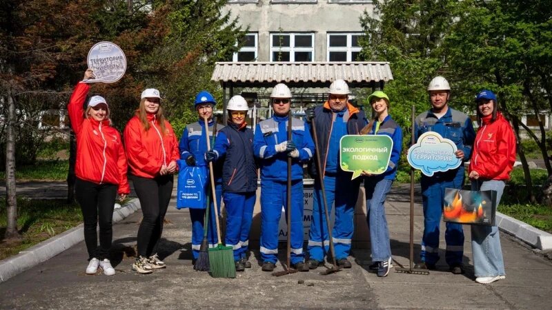     Волонтеры Алтай-Кокса участвуют в озеленении и уборке мусора на городских и заводских территориях. Фото предоставлено компанией Алтай-Кокс.