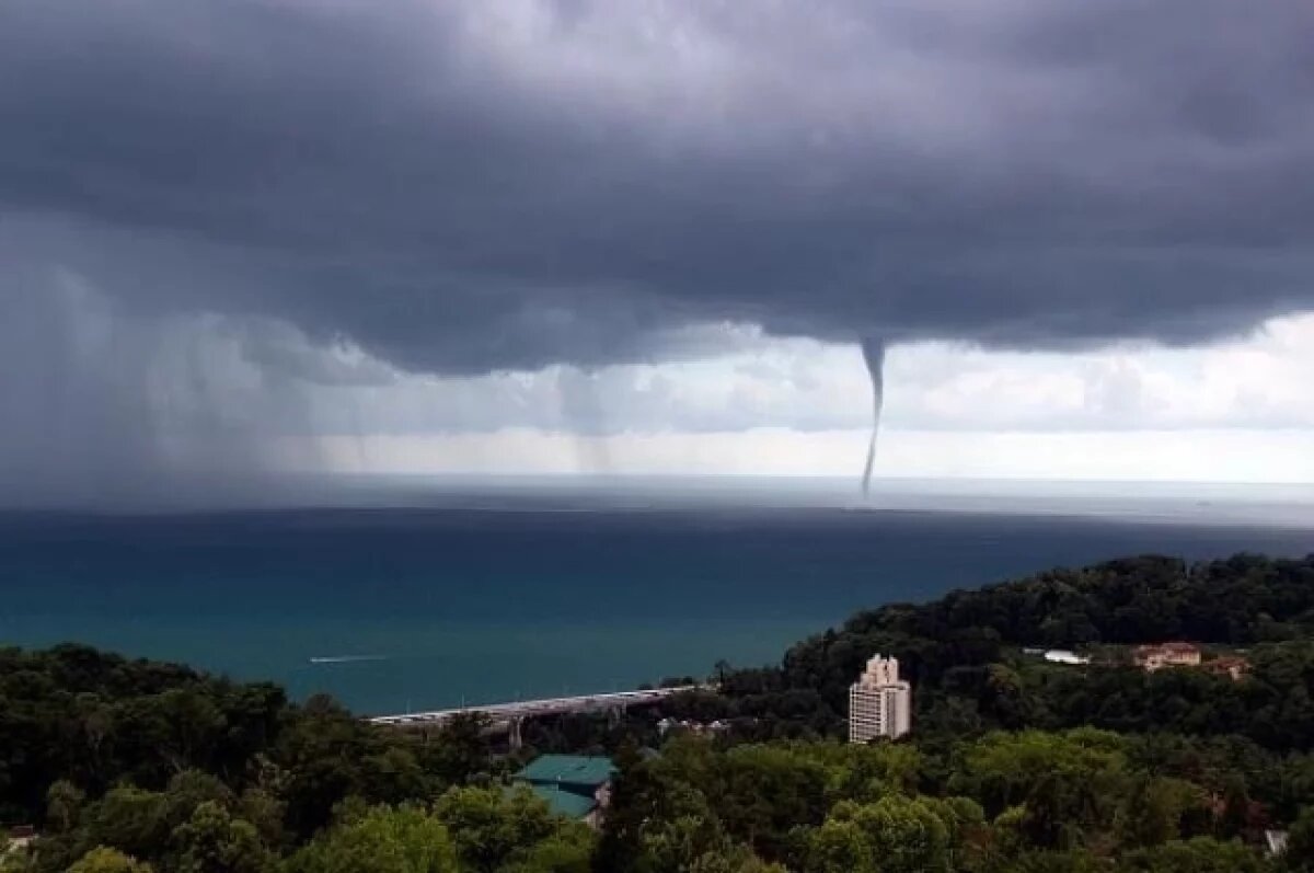    Над Черным морем в акватории Сочи могут сформироваться смерчи