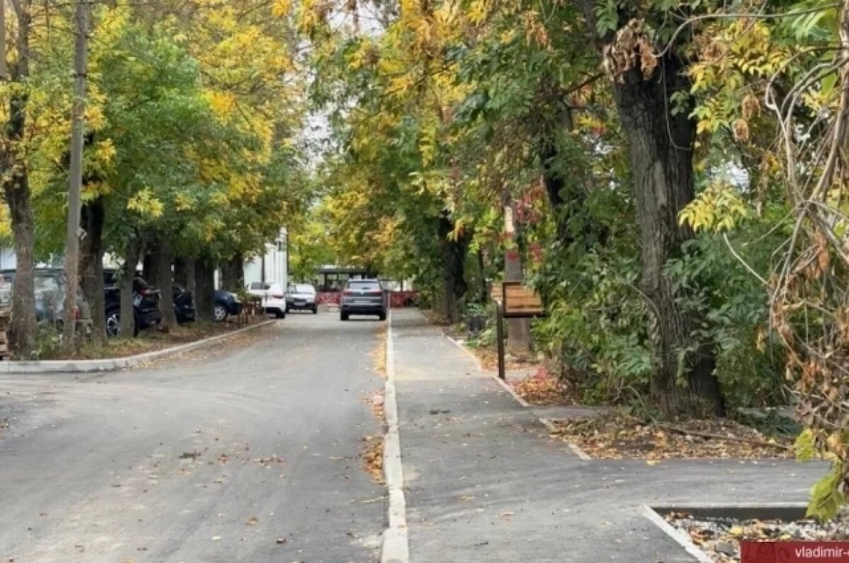    На проспекте Строителей во Владимире появились новые тротуары и лавочки