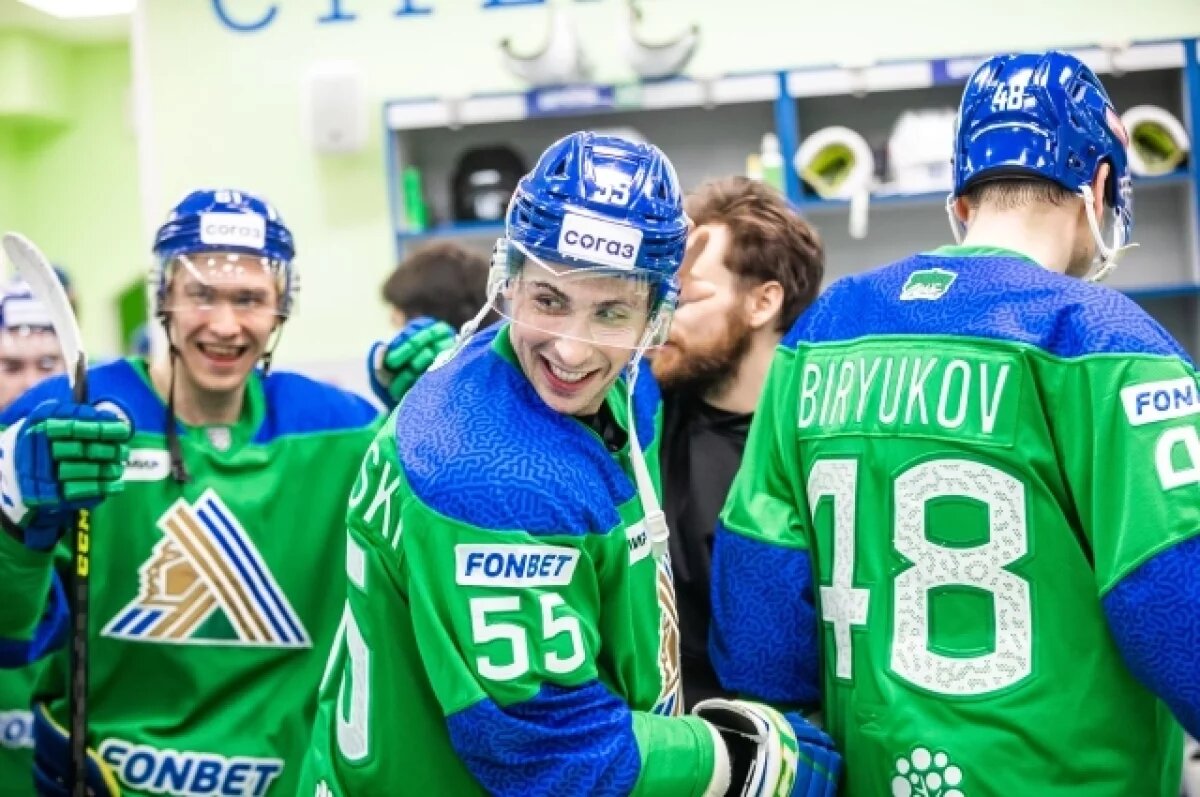    За 26-летнего американского нападающего Александра Хмелевски клуб выложил 230 миллионов рублей и отдал Уфе защитника Уайатта Калинюка.