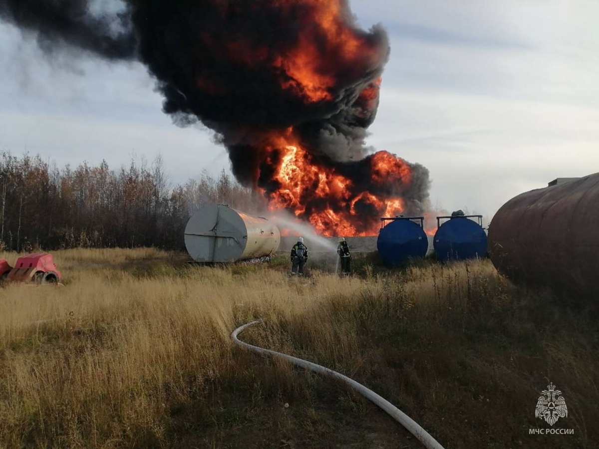    На промышленной площадке в Нижневартовске горят цистерны с соляркой