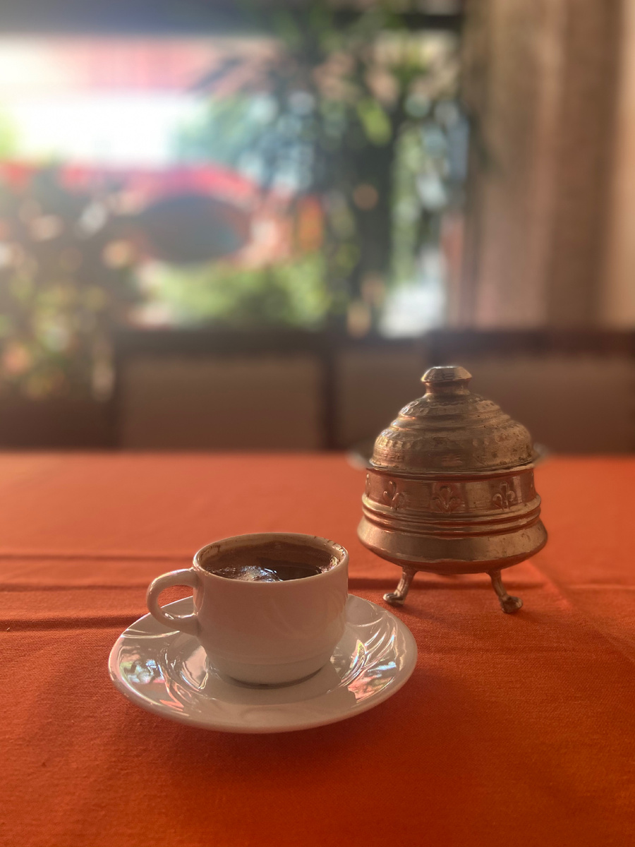 Подача кофе по-турецки в «Van Kahvaltısı Karaff» в 2022г. (не зря я хранила эту фотографию)