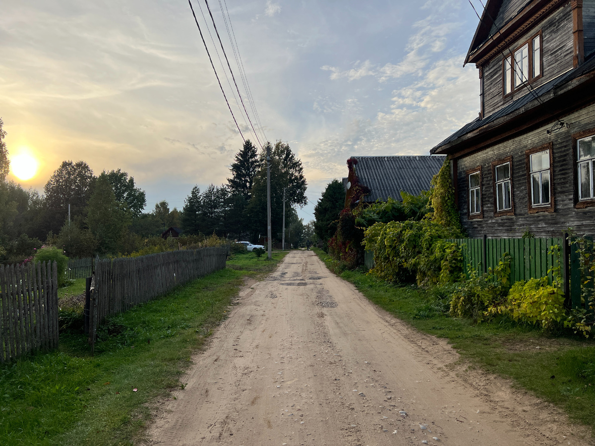 Деревенская улица ведет к озеру