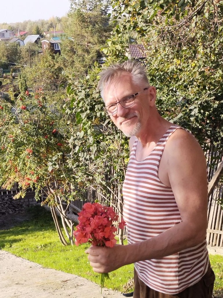 Кстати, обратите внимание на газон. Здесь две части Несравненного: У крематория и Андреевский Паркетный! 🤣 Один вырос, второй подстрижен.