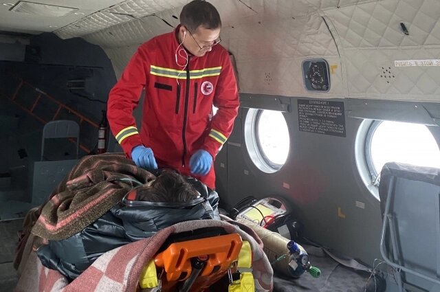    Если пациенту становится хуже, врачи санавиации действуют здесь и сейчас, несмотря на тряску, шум и ограниченное пространство Фото: Из личного архивa