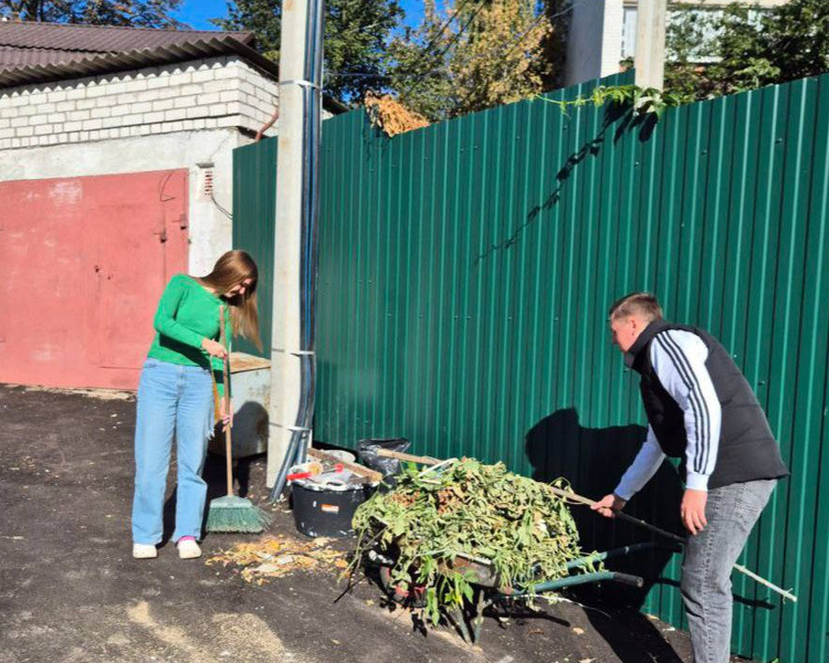     Сотрудники Курского филиала ФГБУ «ЦОК АПК» провели субботник к Дню города
