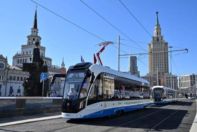    По какому маршруту в Москве курсируют беспроводные трамваи?