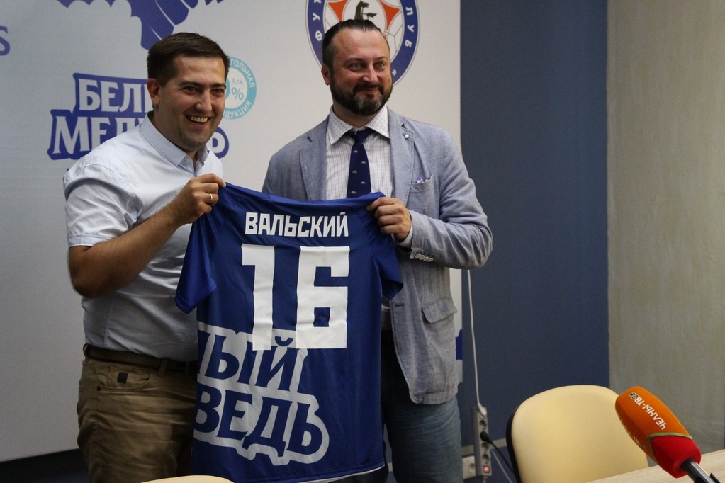 Подписание спонсорского контракта между ФК «КАМАЗ» и «Пивоварней Москва-Эфес».
На фото: Айнур Миннеханов и Алексей Вальский. Июль 2017 г.