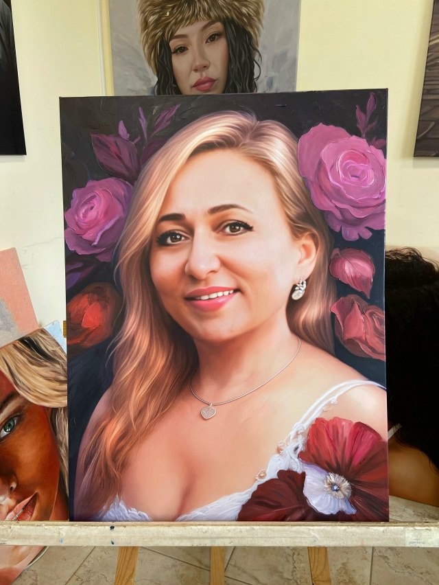 Масляный фон придает глубину и блеск, как будто весь портрет выполнен маслом.