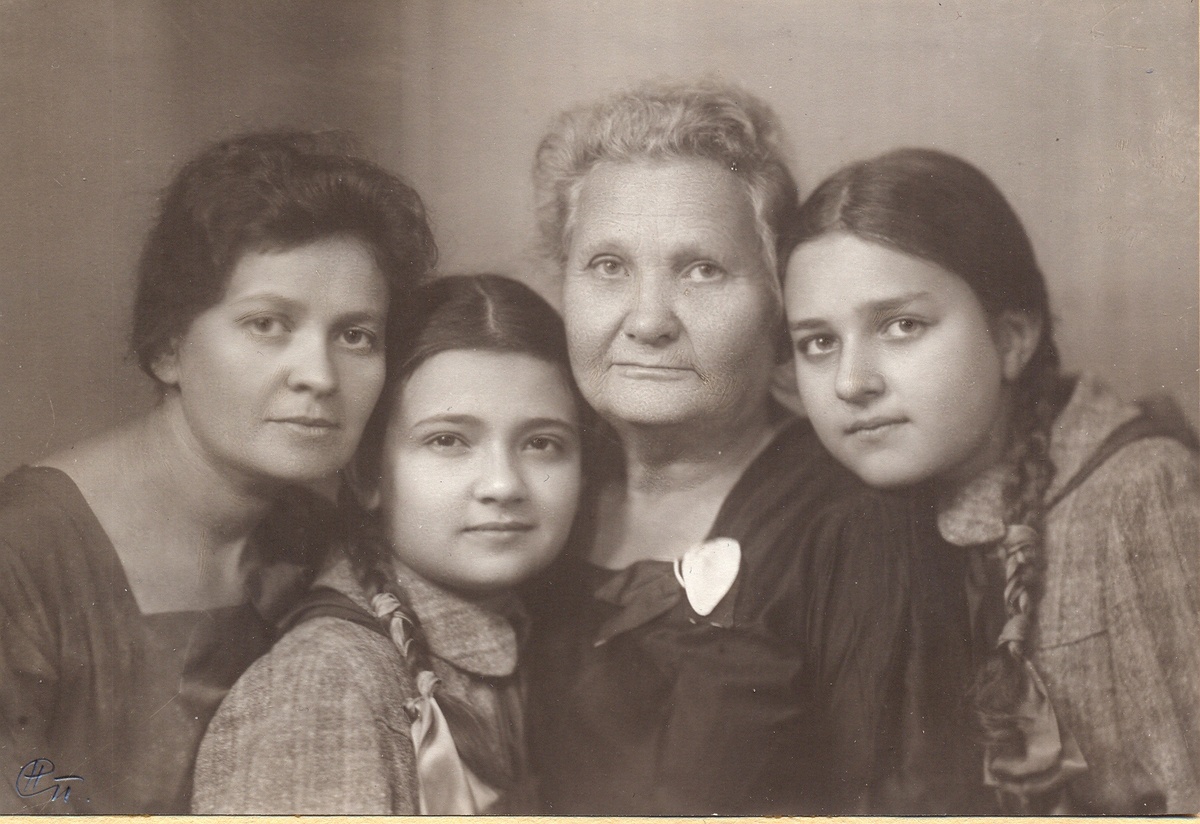 Бабушка Рая, мама (Майя), прабабушка Сара, тетя (Сима)