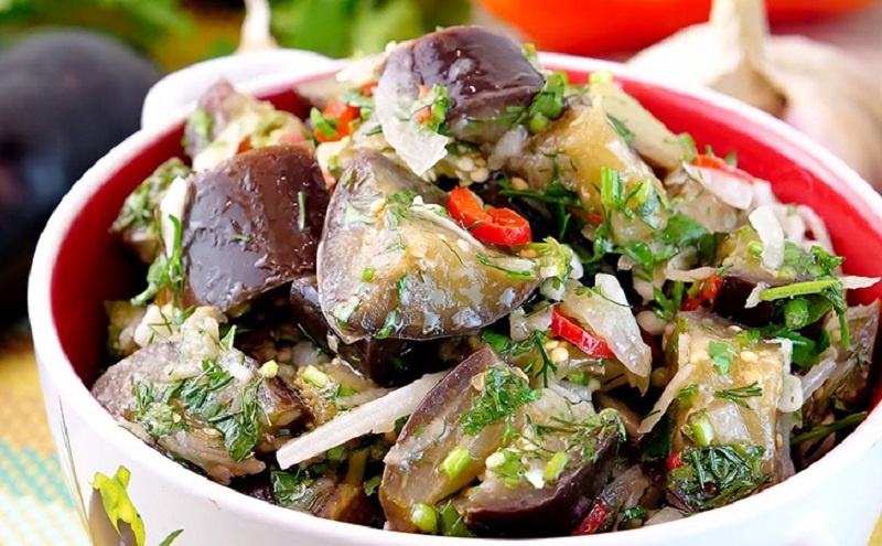 Маринованные баклажаны с грибным вкусом: салат и закуска в одном блюде