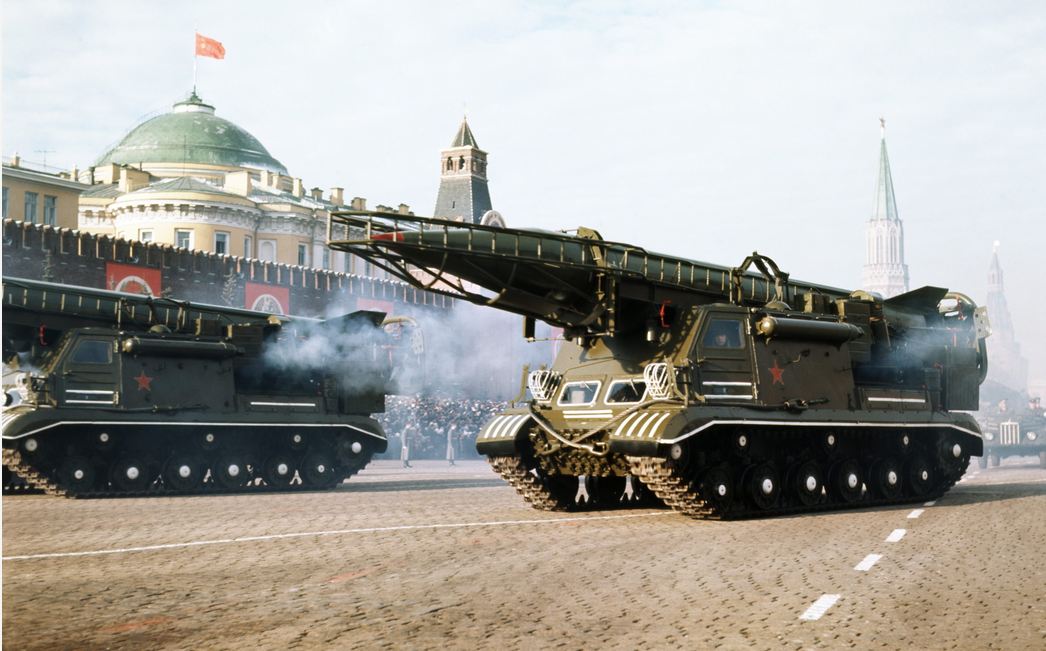 СПУ 8У218 с ракетой Р-11М / 8К11 на ноябрьском параде на Красной площади в Москве, конец 1950-начало 1960-х годов