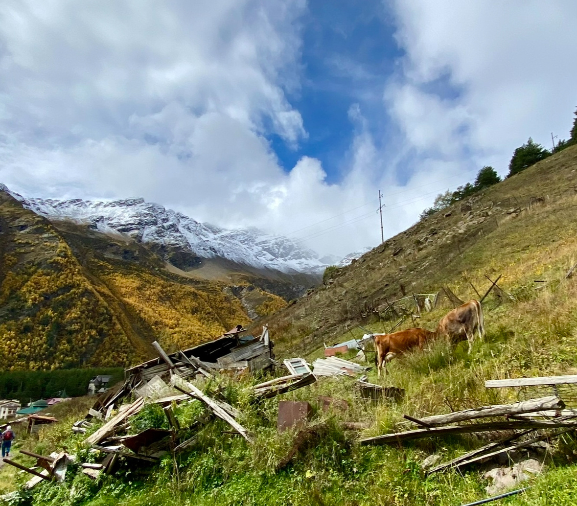 Это месяц, когда билеты дешевле, жильё перестаёт стоить как почка, а толпы туристов исчезают.