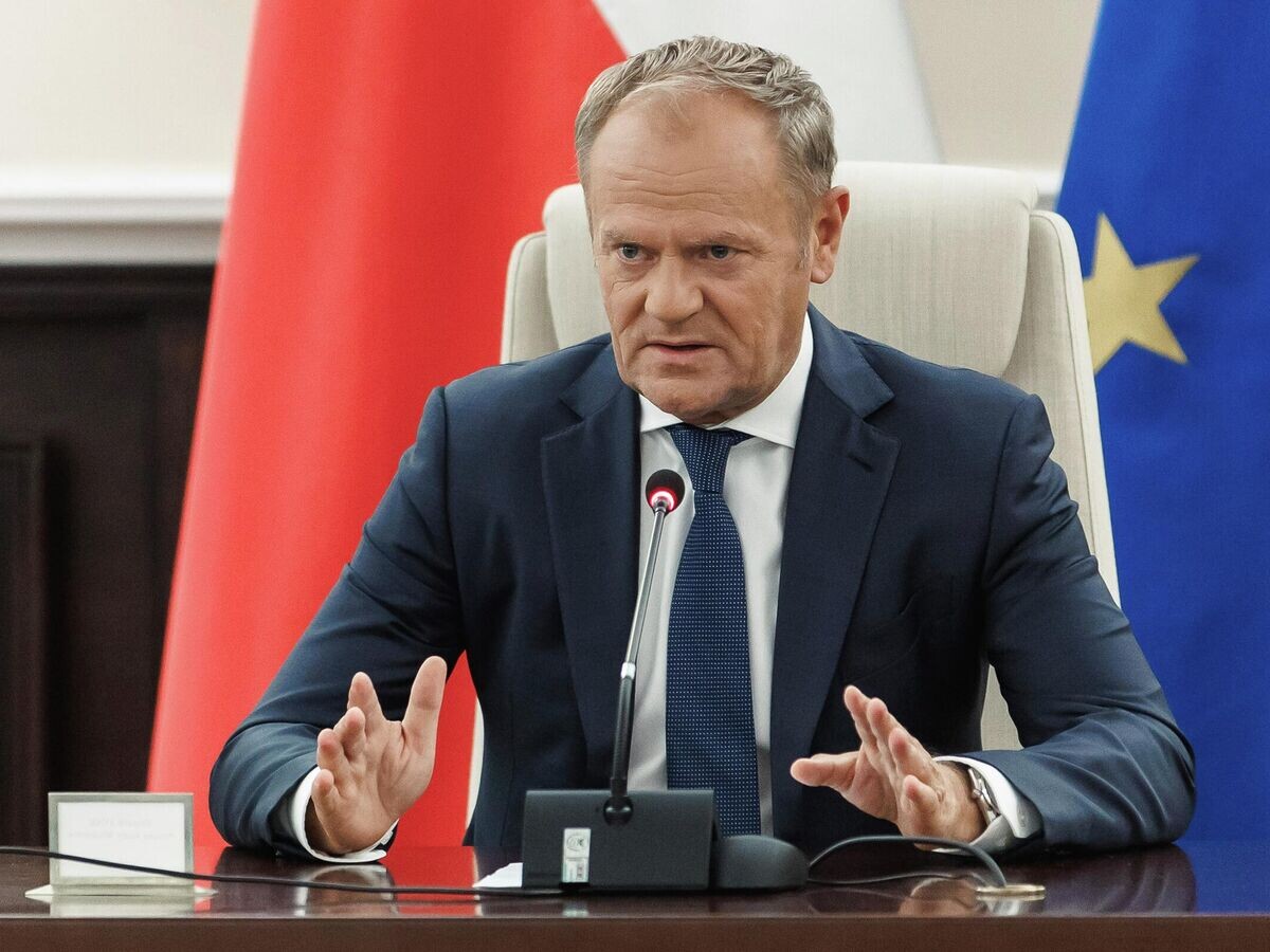    Премьер-министр Польши Дональд Туск на экстренном заседании правительства© AP Photo / Chancellery of the Prime Minister of Poland