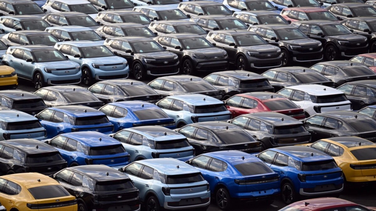 Готовые к продаже автомобили Ford на стоянке возле завода в Кельне. В Россию они не поедут. Автор: Federico Gambarini. Фото: dpa/picture-alliance