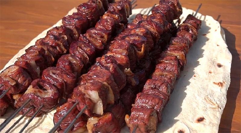 Шашлык-рулеты с салом: секрет сочного мяса на мангале