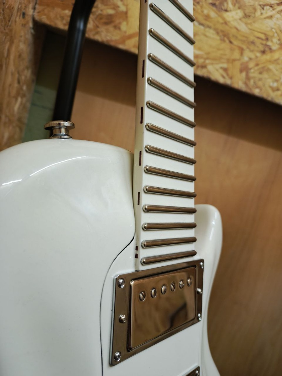 Это шедевр, гитара - Бондиана!