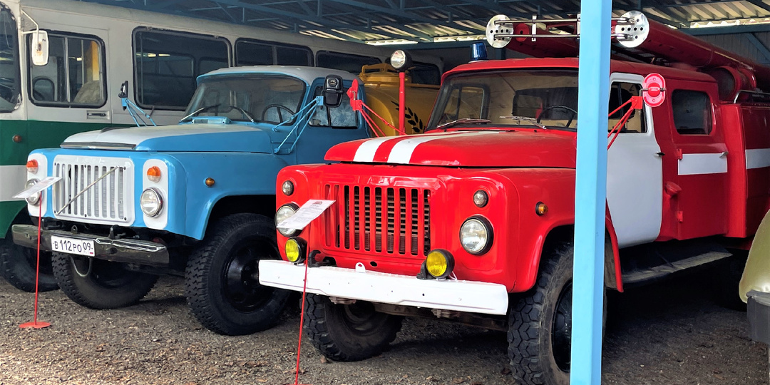 Советский грузовик Газ-53, иностранного не было. Удобства автомобиля покрывались простотой обслуживания, было много спецтехники на ее базе