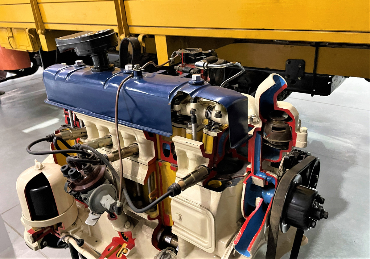 двигательфоркамерно-факельным зажиганием