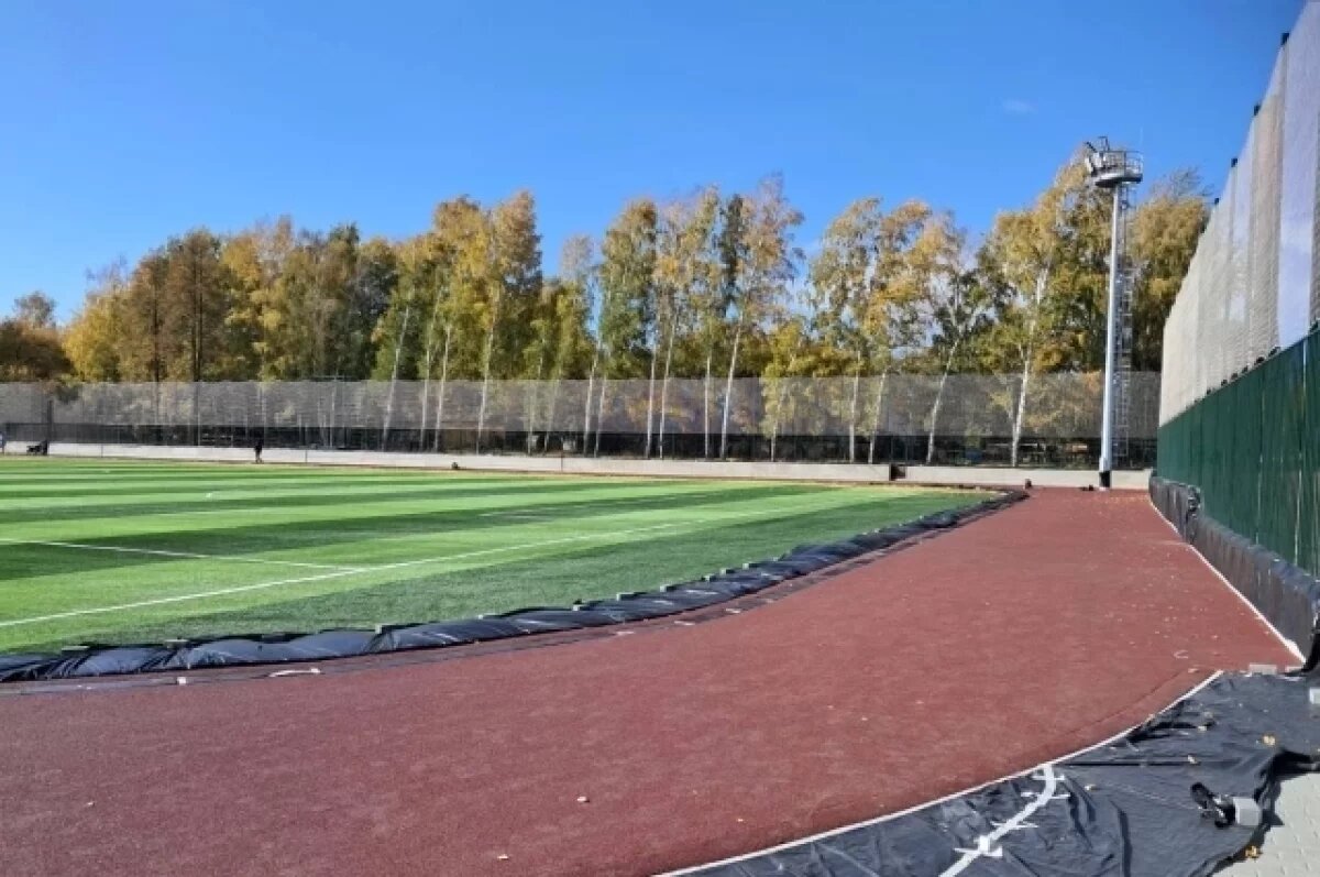    Строительство футбольного поля завершается на улице Часовой в Новосибирске