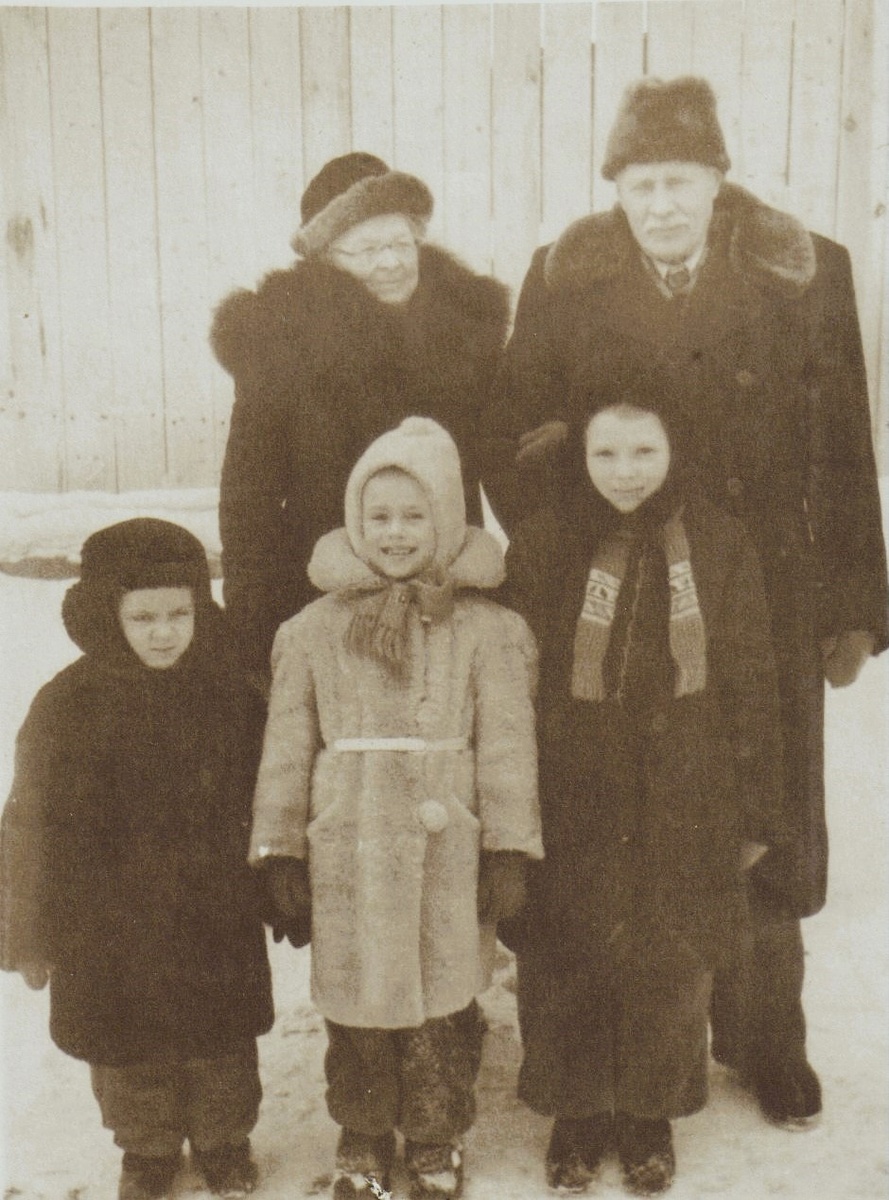 Ольга Яковлевна, Александр Петрович, Леня (крайний слева), Ира (крайняя справа)