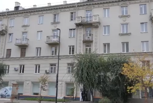     Часть балкона в доме на проспекте Мира рухнула прямо на тротуар