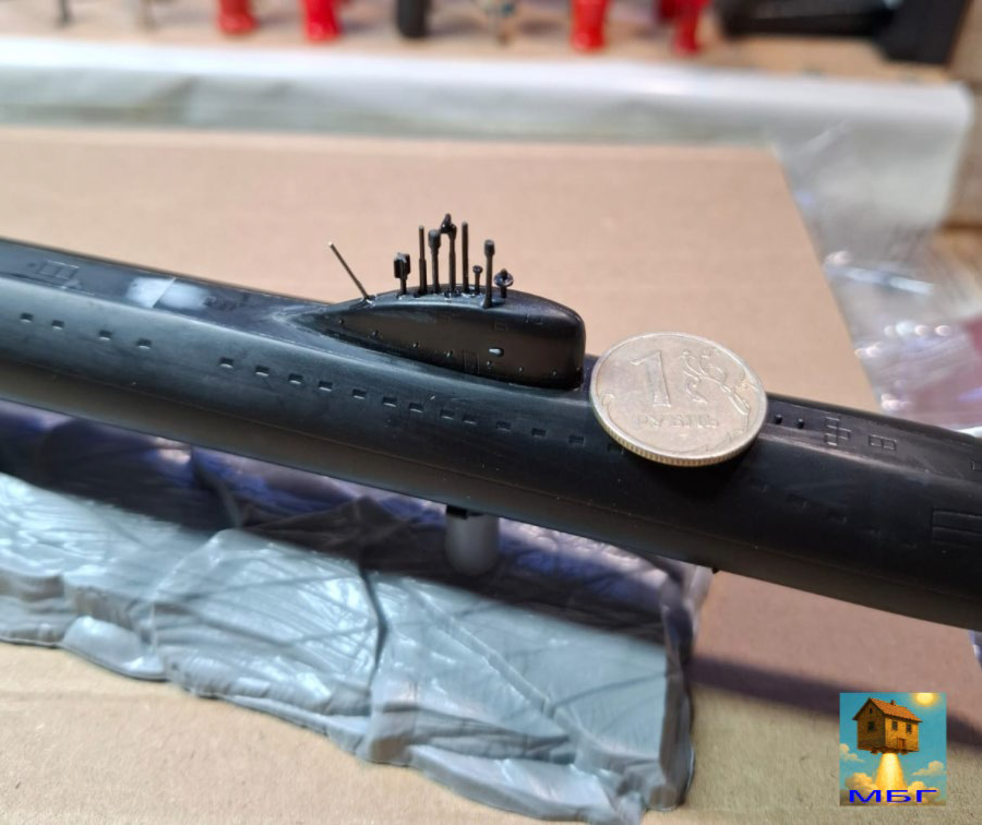 Установка выдвижных телескопических х навигационных приборов на рубке модели К-3. Монетка приложена для визуальной оценки масштаба. Фото из личного архива канала «Моделизм без границ».