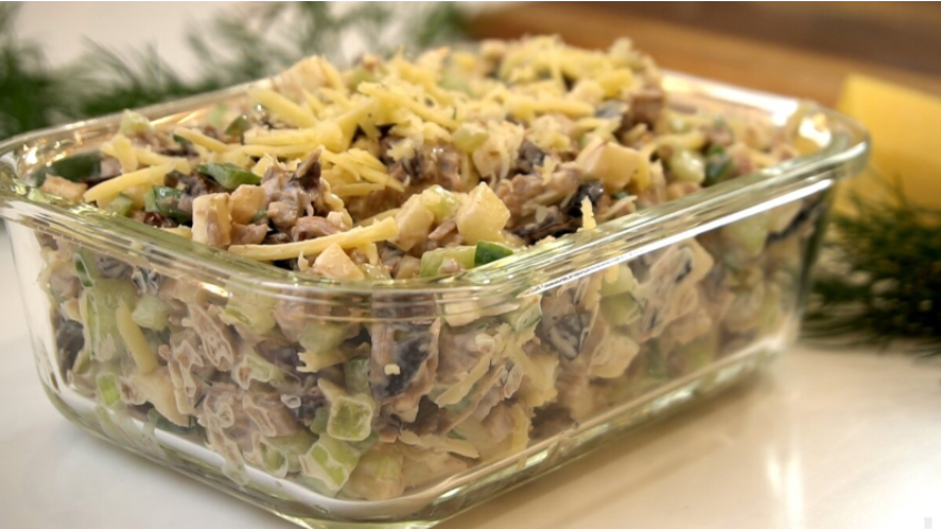 Забудьте про «Оливье»: попробуйте салат «Демидовский». Готовится легко, а впечатляет на все сто.