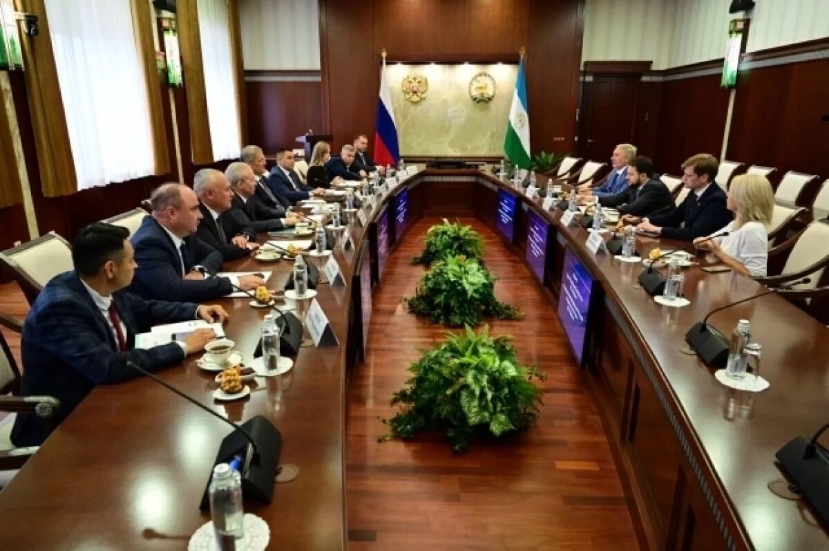    Хабиров обсудил модернизацию аэропорта Уфы с главой Росавиации Ядровым