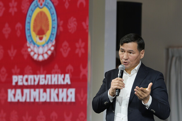 Глава Республики Калмыкия Бату Хасиков / Алексей Никольский/РИА Новости