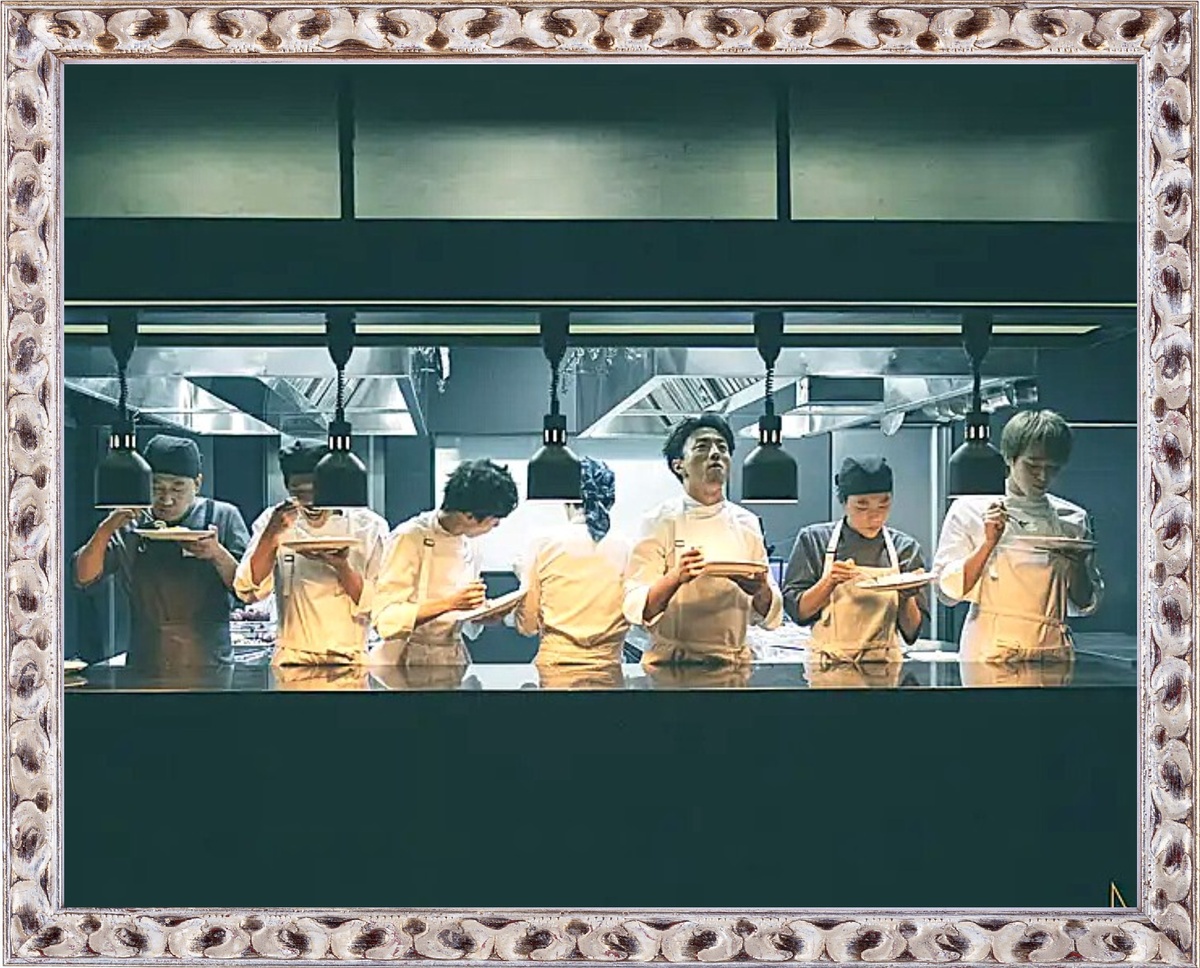 Героиня и её коллеги - повара в ресторане