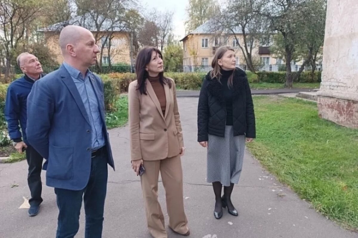    Чиновники Кировской области осмотрели стену.