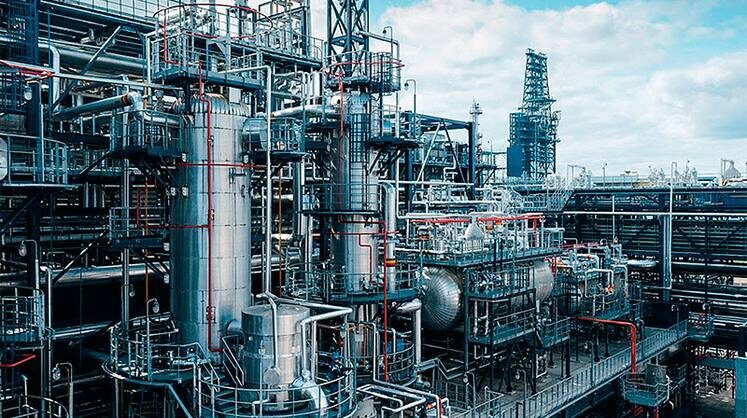    GAZPROM-NEFT.RU Рынок бензина чрезвычайно чувствителен к росту как внутреннего, так и внешнего спроса (на фото: Омский НПЗ «Газпром нефти»)