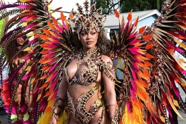    Рианна появилась на фестивале с камнями на теле вместо наряда