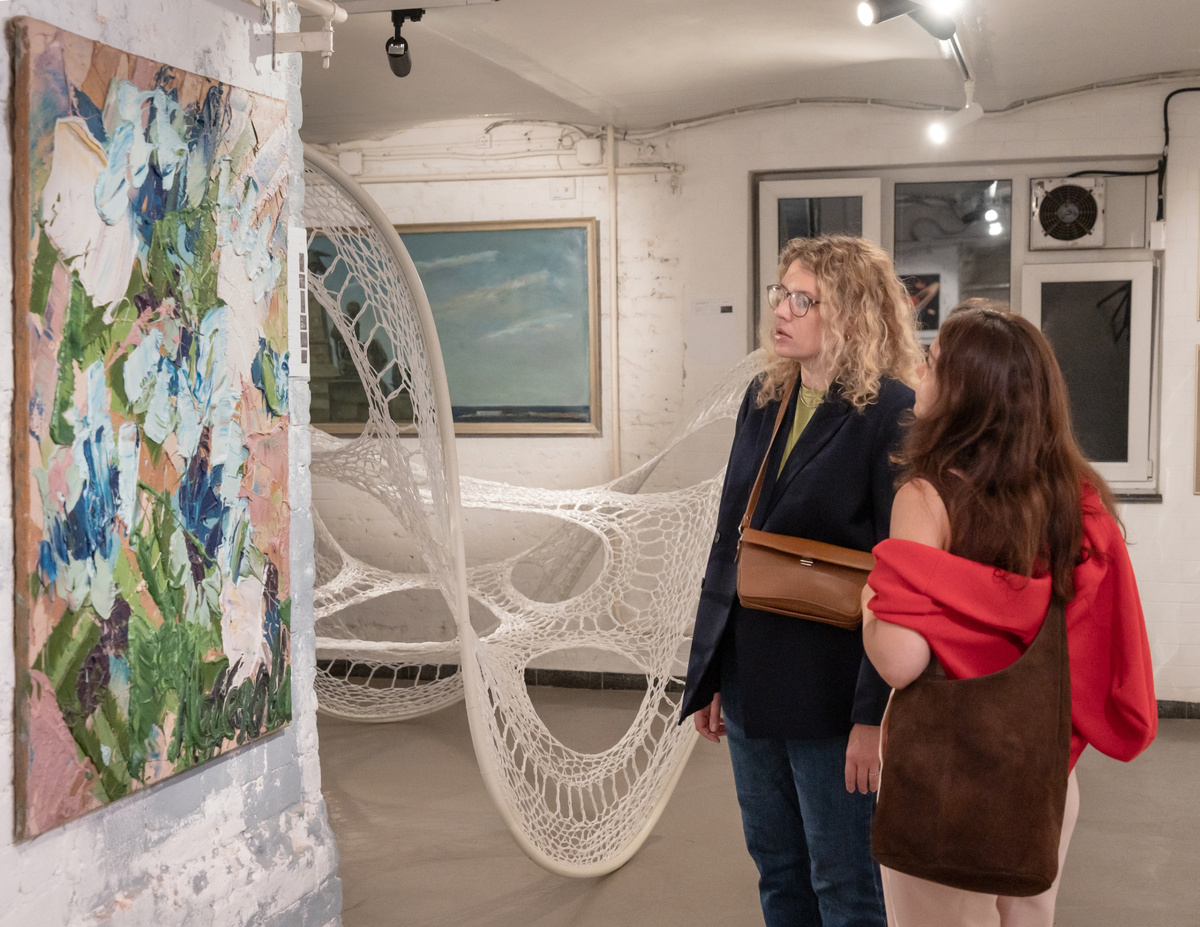 Посетители выставки в Галерее А3 рассматривают картину Екатерины Лебедевой «Невинность и совершенство»