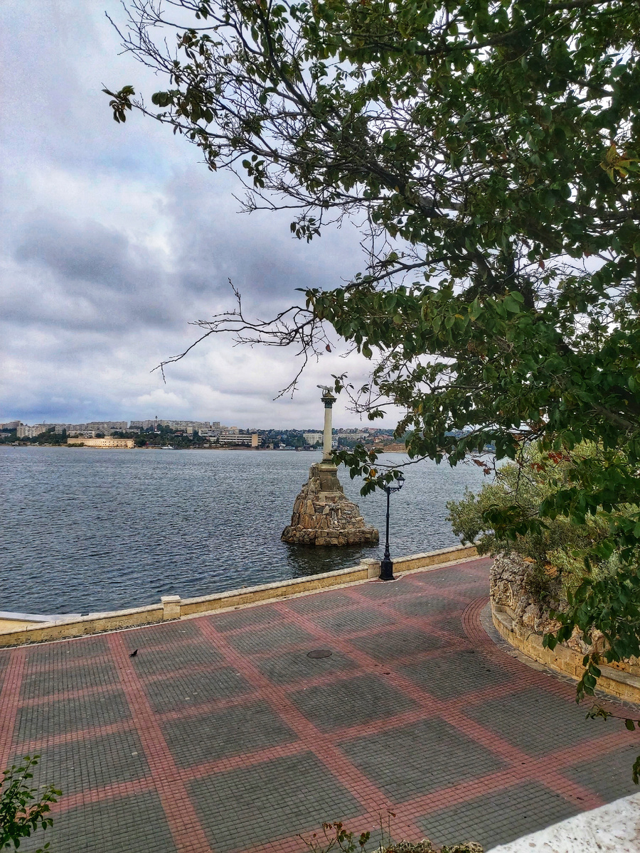 Памятник Затопленным кораблям в Севастополе 